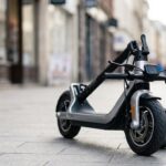 Czy można jeździć hulajnogą elektryczną po chodniku?