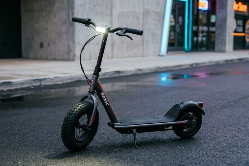 Test Hulajnoga elektryczna Razor C25 [TEST] ⭐️ Miejskie innowacje i gigantyczne przednie koło